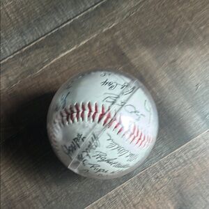 Atlanta Braves 1990s team Handsigned ball